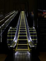 Heavy-duty escalator